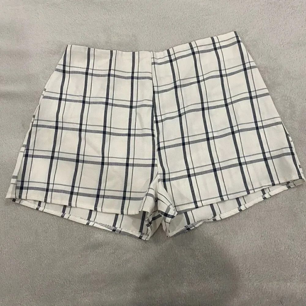 PrettyLittleThing White Grid Shorts Size 4